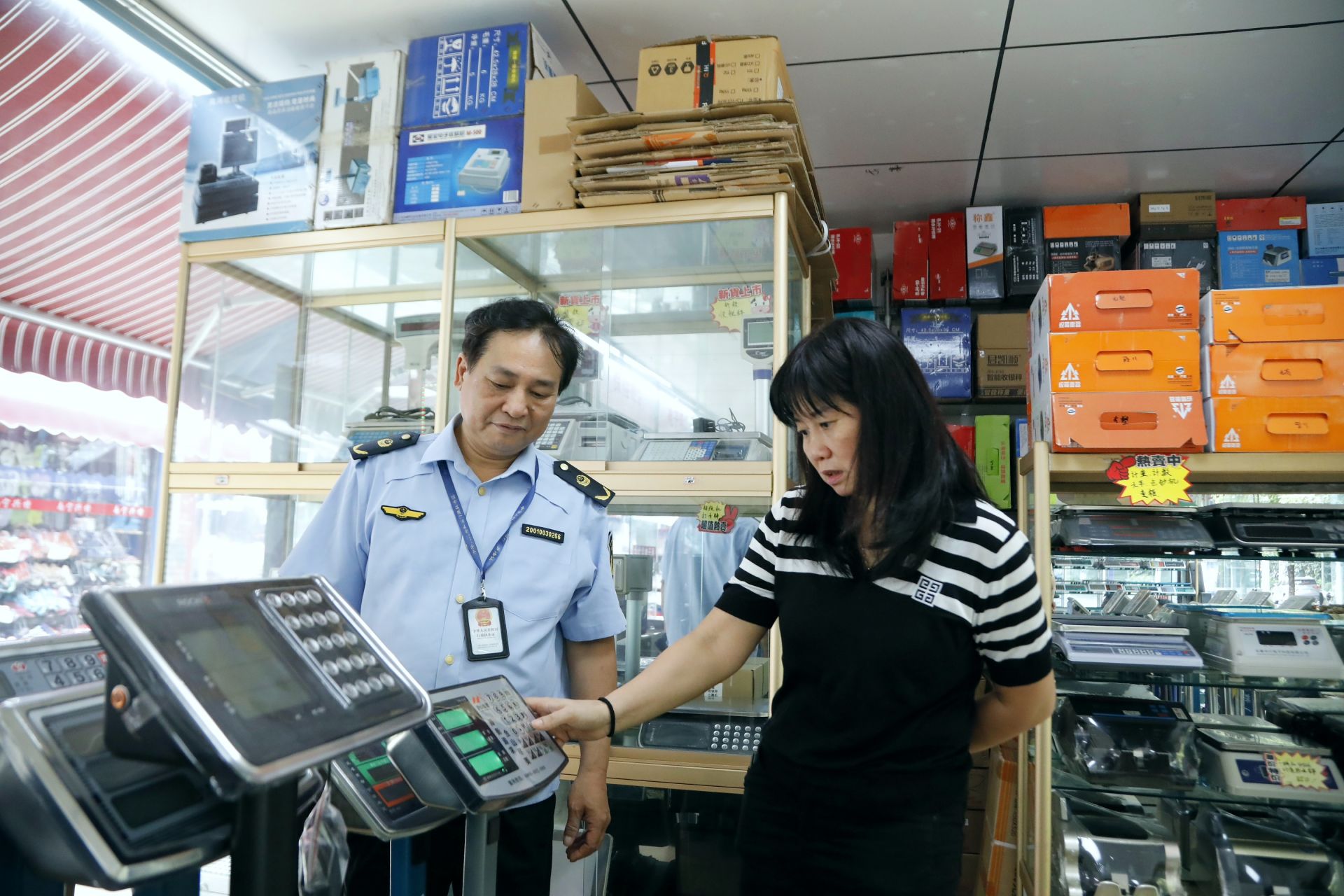 南寧市市場監管局開展電子產品銷售領域電子計價秤突擊檢查，筑牢市場誠信防線